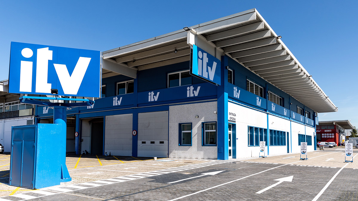 Diferencias entre ITV normal e ITV con reformas 1 Comparativa visual entre ITV normal e ITV con reformas, destacando diferencias en requisitos, documentación y procedimiento según el tipo de modificación en el vehículo.