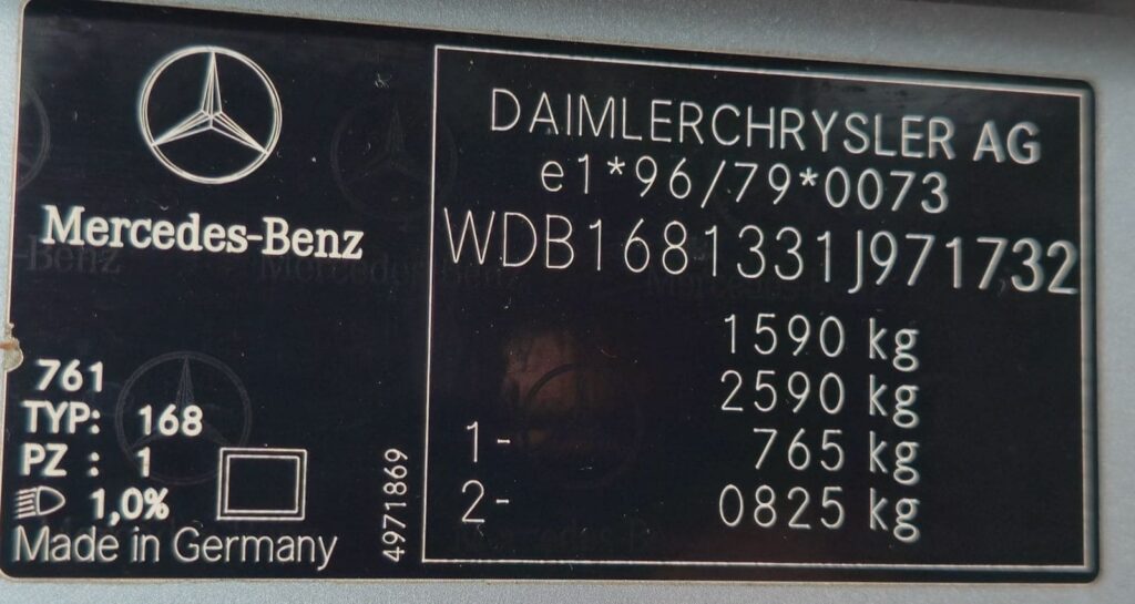 Ejemplo de contraseña de homologación europea en la placa del fabricante de un vehículo