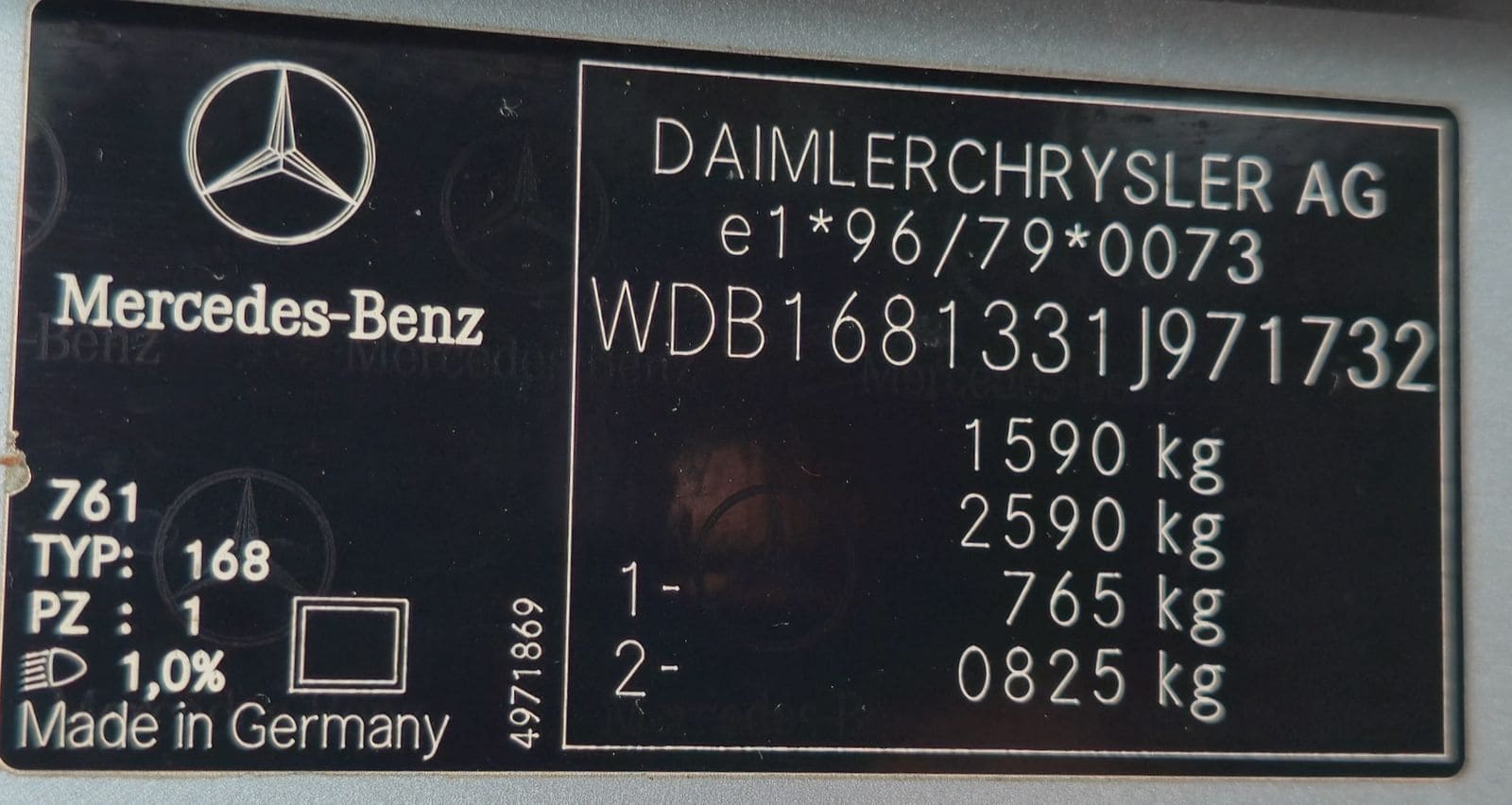 Ejemplo de contraseña de homologación europea en la placa del fabricante de un vehículo