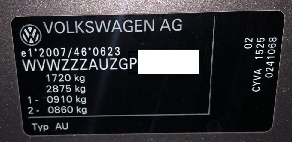 📄 Ficha Técnica Reducida: Qué es, para qué sirve y cómo conseguirla fácil y rápido 2 Placa del fabricante con contraseña de homologación europea visible